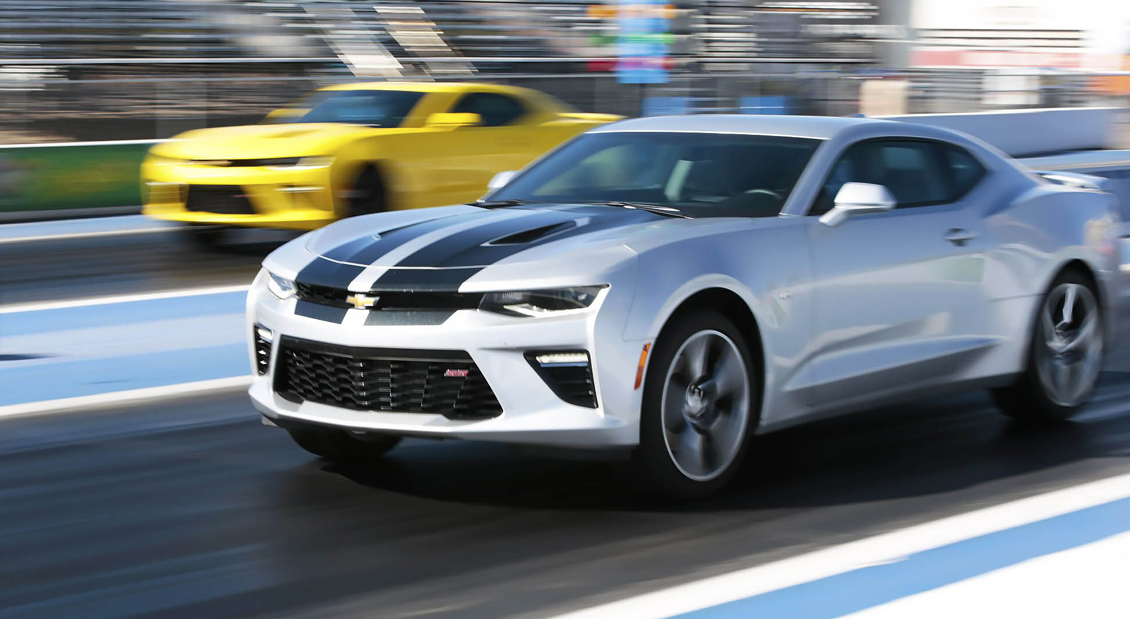 2016 Camaro SS Automatic vs 2016 Camaro SS Manual. Photo: HotRod Magazine