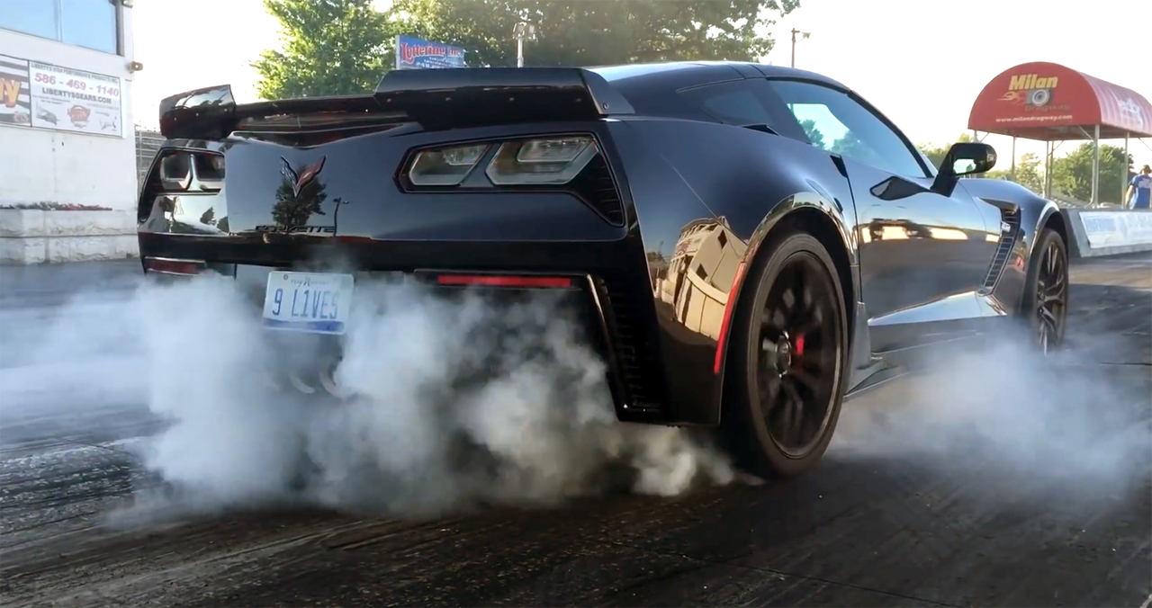 Dodge Hellcat vs Corvette Z06