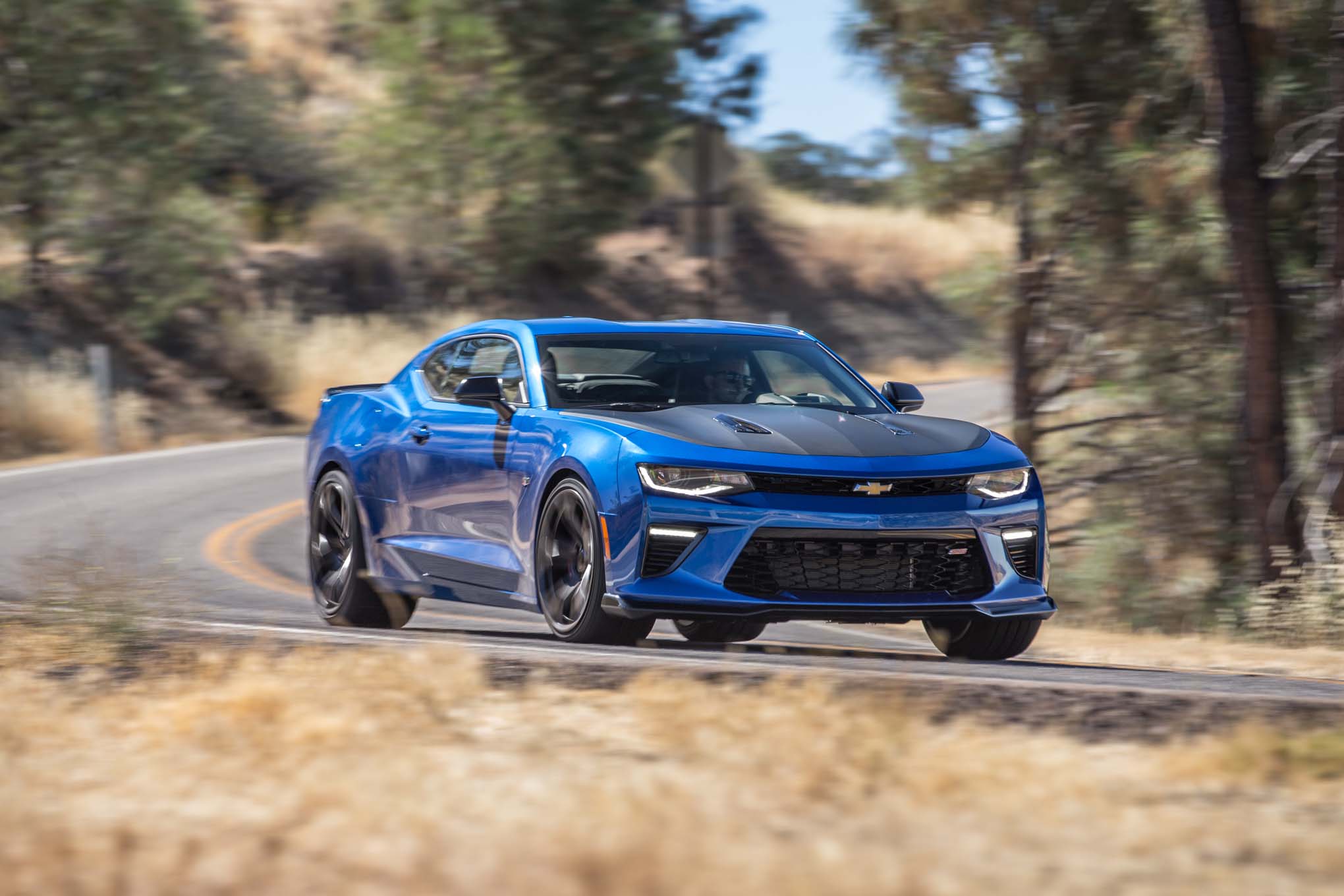 2017-chevrolet-camaro-ss-1le-front-three-quarter-in-motion